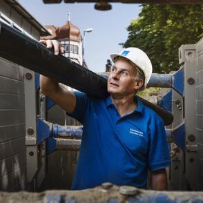 Mitarbeiter Ulm Netze in Baustelle