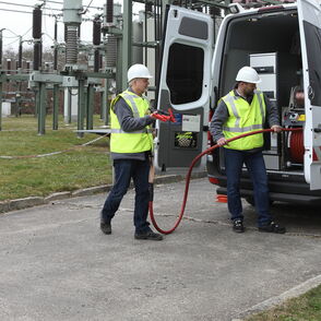Stadtwerke Ulm/Neu-Ulm Netze Kabelmesstrupp Kollegen des Kabelmesstrupps im Umspannwerk