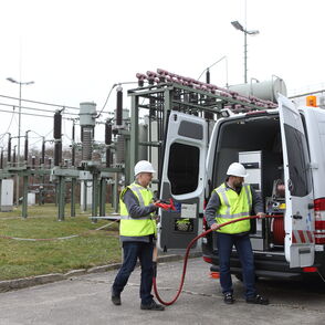 Stadtwerke Ulm/Neu-Ulm Netze Kabelmesstrupp Mitarbeiter bei Kabelmessung im Umspannwerk